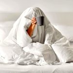تأثیر پنهان کافئین بر خواب: چرا قهوه، حتی پس از به‌خواب‌رفتن، مغز شما را بیدار نگه می‌دارد؟