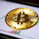 رکورد تاریخی بیت‌کوین در سال ۲۰۲۵ | دلایل جهش قیمت و پیش‌بینی آینده