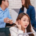 چگونه فضولی همکاران بر فرهنگ و عملکرد محیط کار تاثیر می‌گذارد؟