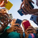 چگونه نوجوانان برای حفظ سلامت روان خود استفاده از تلفن همراه را محدود می‌کنند؟