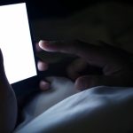 صفحه‌نمایش‌ تا سحر: موبایل چگونه خواب را از چشمانمان می‌رباید؟