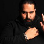 قاب جدید خانواده مشکی‌پوش: رضا صادقی در کنار همسر و دخترانش