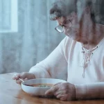 پژوهش جدید: تنها غذاخوردن می‌تواند برای افراد مسن خطرناک باشد
