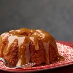 عصرونه امروز: کیک خرمالو با سس مخصوص؛ دسر پاییزی بی‌نظیر برای لذت بردن از عطر و طعم فصل!