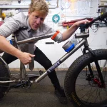 وقتی آهنربا جای فنر را می‌گیرد؛ آزمایش عجیب یک یوتوبر روی سیستم تعلیق دوچرخه [تماشا کنید]