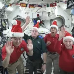 پیام تبریک کریسمس فضانوردان ایستگاه فضایی: کمی بالاتر از مسیر پرواز بابانوئل هستیم! [تماشا کنید]